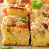Pyszne ciasto drożdżowe z kruszonką, idealne do pieczenia w temperaturze 180°C. Miękkie, puszyste i pachnące.