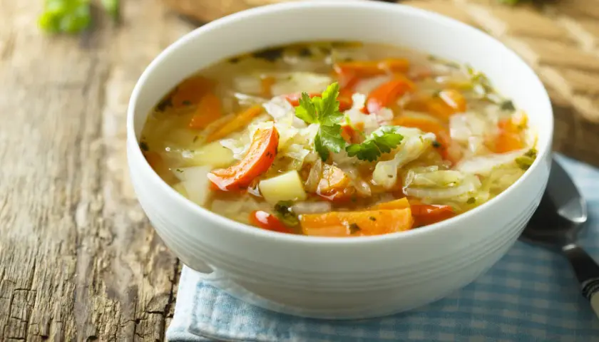 Zupa jarzynowa bez ziemniaków? Odkryj zamienniki dla każdej diety!