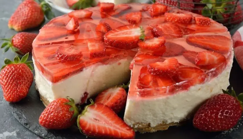 Sernik na zimno: Ile galaretek na 1 kg sera? Znam złoty trik!