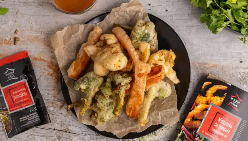 Chrupiące warzywa w cieście tempura, idealne do szybkiego przygotowania. Zobacz, tempura co to za pyszność!