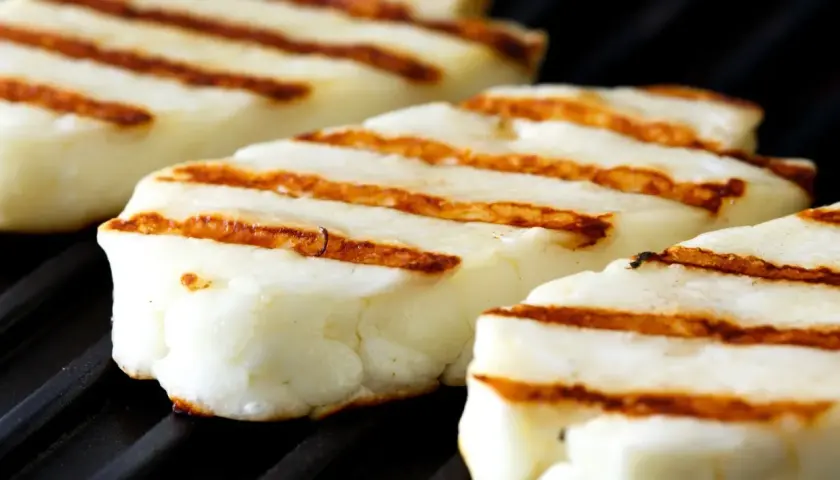 Pyszne halloumi z grilla, z apetycznymi paskami od rusztu, gotowe do podania.