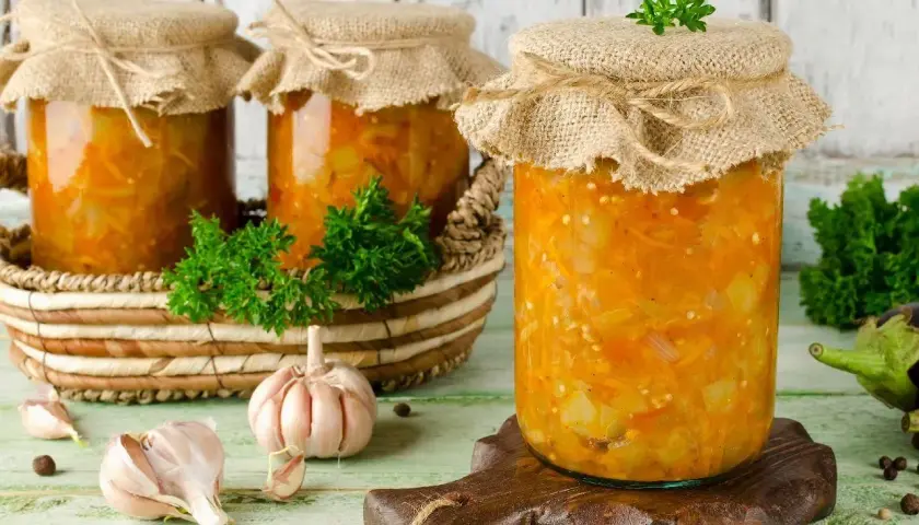 Jak pasteryzować zupę pomidorową? Smak lata w słoikach!