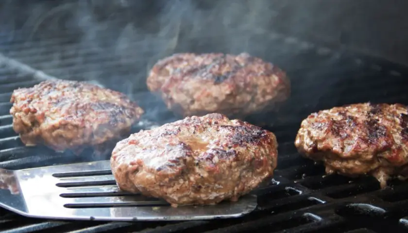 Aromatyczne burgery z grilla parują, gotowe do podania.
