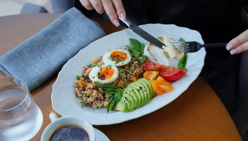 Pyszne śniadanie z jajkami, awokado i komosą ryżową, idealne na dietę 2000 kcal.