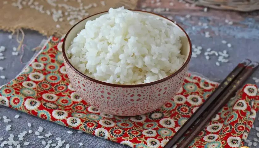 Idealny ryż do sushi: biały, kleisty, gotowy do zwinięcia. Dowiedz się, jak ugotować ryż do sushi krok po kroku.
