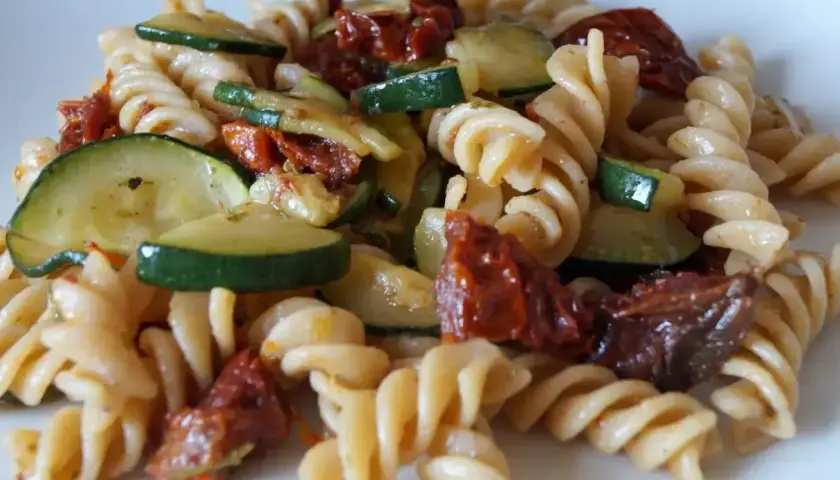 Pyszne fusilli z cukinią i suszonymi pomidorami, danie pełne smaku i kolorów.