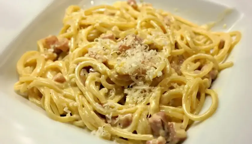 Spaghetti carbonara – przepis oryginalny ze śmietaną. Pyszne danie z makaronem, boczkiem i serem, idealne na szybki obiad.