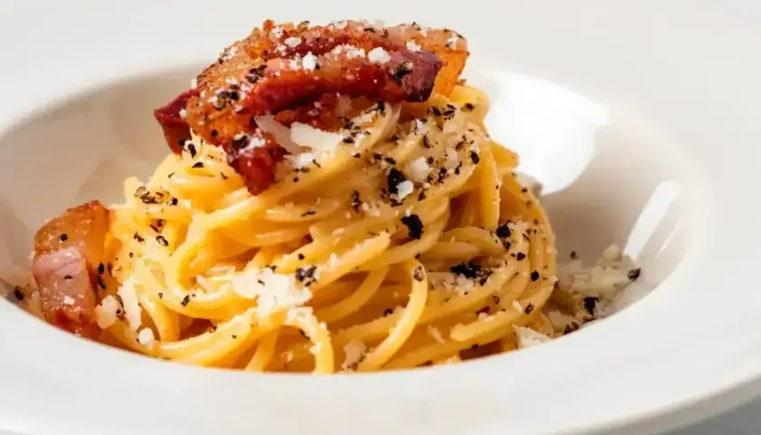 Pyszne spaghetti carbonara, idealne na obiad. Zobacz, jak zrobić carbonare krok po kroku!