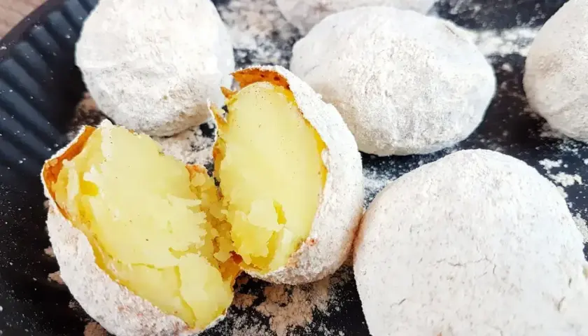 Ziemniaki pieczone w popiele, idealne co na ognisko. Jedna przekrojona, ukazująca miękki środek.