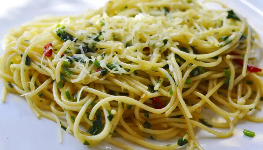 Spaghetti z oliwą i czosnkiem: idealne aglio e olio w 15 minut