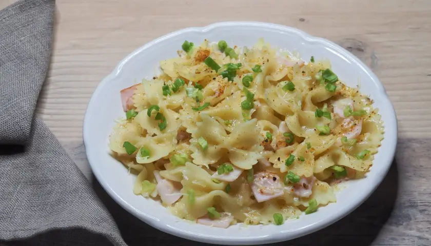 Szybki makaron farfalle z szynką i szczypiorkiem. Idealny pomysł, z czym zrobić makaron na szybko.