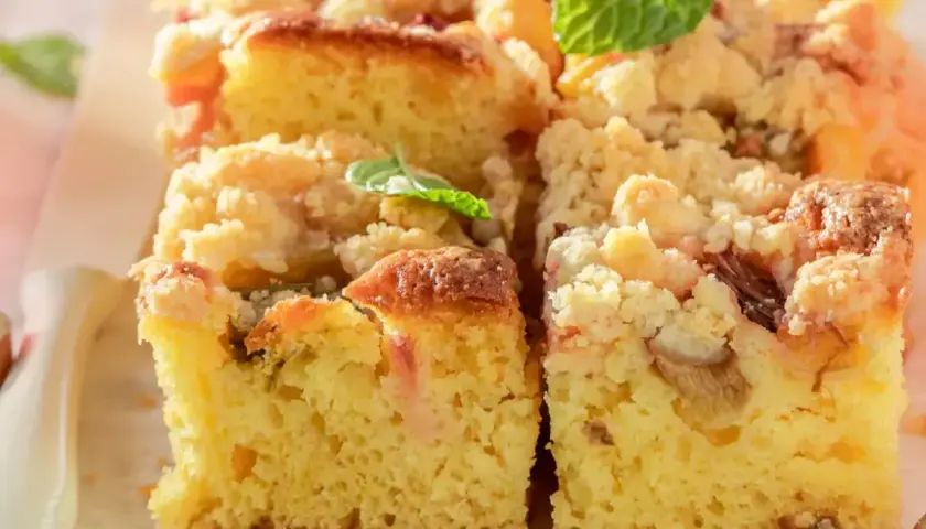 Pyszne ciasto drożdżowe z kruszonką, idealne do pieczenia w temperaturze 180°C. Miękkie, puszyste i pachnące.