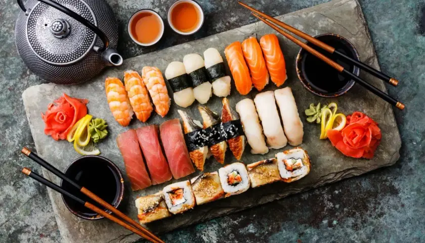Piękne składniki do sushi: krewetki, łosoś, tuńczyk, węgorz, ryż, imbir, wasabi i sos sojowy.