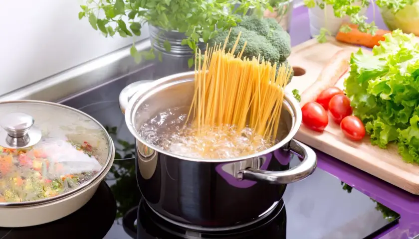 100 g spaghetti: Ile kalorii, jak rośnie i jak odmierzyć?