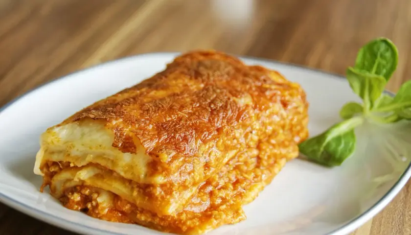 Pyszna, złocista lasagne z mięsem mielonym, idealna na rodzinny obiad. Prosty przepis, który zachwyci każdego.