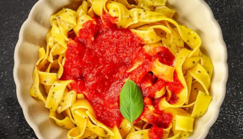 Pappardelle z sosem pomidorowym i bazylią. Różne rodzaje makaronu mogą być podawane na wiele sposobów.