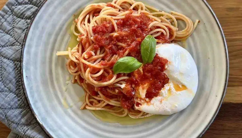 Spaghetti z burratą: kremowy raj w 20 min? Sprawdź przepis!