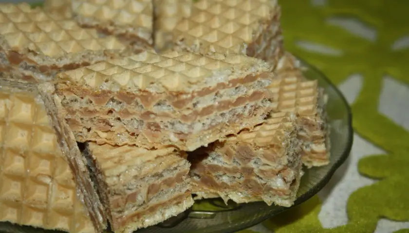 Słodkie wafle z kremem mlecznym, idealne na szybki przepis na wafle z mlekiem w proszku.
