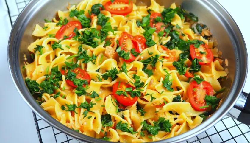 Spaghetti z łososiem i szpinakiem: przepis na sukces w 30 minut